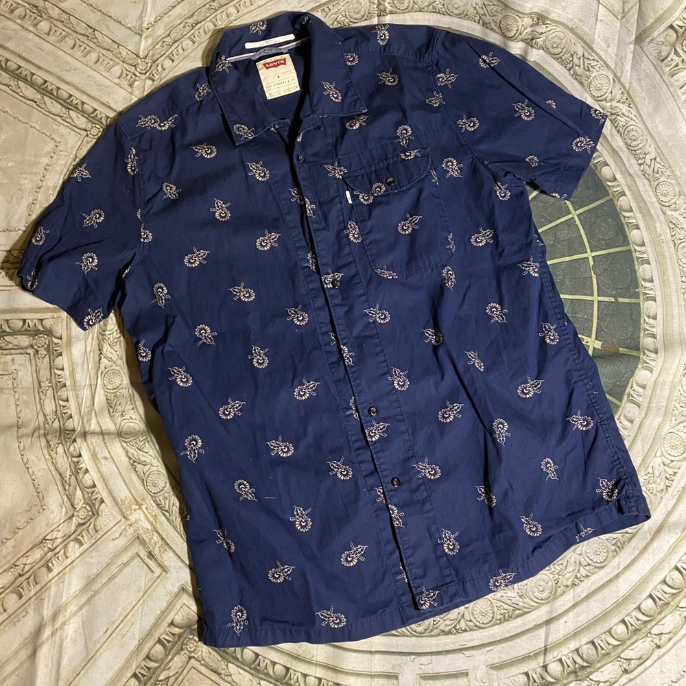 Levi’s short sleeve button-up shirt